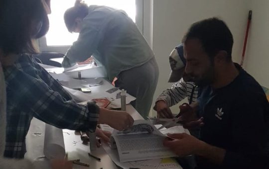 Volunteers Discovering Methods to Apply With Teenagers in Schools and Workshops